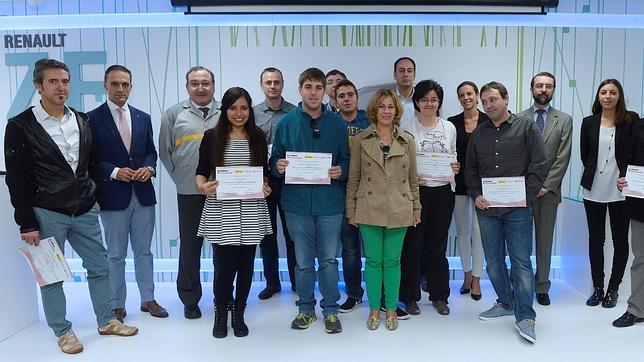 Los ganadores de «La cadena de la innovación» visitan la factoría de Renault en Valladolid