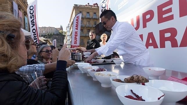 Puestos de cocina callejera en la entrada del Kursaal