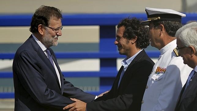 El presidente Rajoy saluda al alcalde de Cádiz, José María González «Kichi», en la inauguración del Puente de la Constitución de 1812,en la capital gaditana