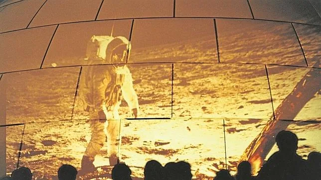El público contempla una proyección en el Planetario sobre la llegada del hombre a la Luna