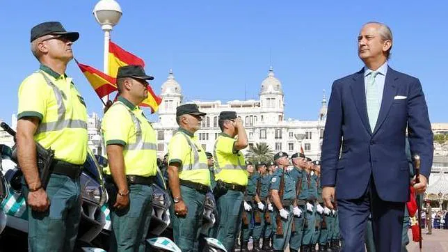 Arsenio Fernández de Mesa pasa revista a efectivos de la Guardia Civil en Alicante
