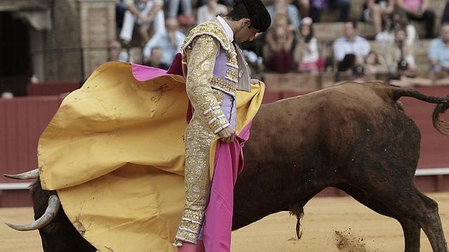 Oreja para Miguel Ángel Delgado con una mansa corrida en Sevilla