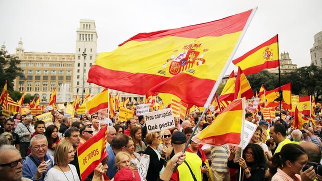 Miles de personas se manifiestan en favor de la unidad de España en Barcelona