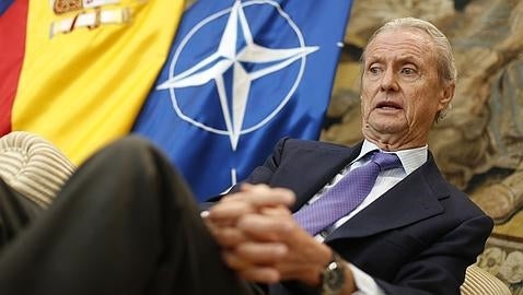 Con las banderas de España y la OTAN, también estaba la de la UE / J. R. LADRA