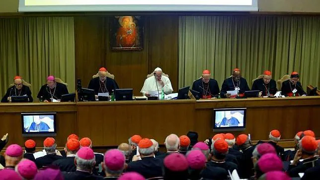 El papa Francisco (c) durante el Sínodo de obispos celebrado en la ciudad del Vaticano