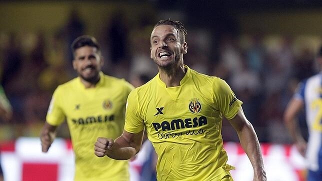Soldado celebra un gol con el Villarreal