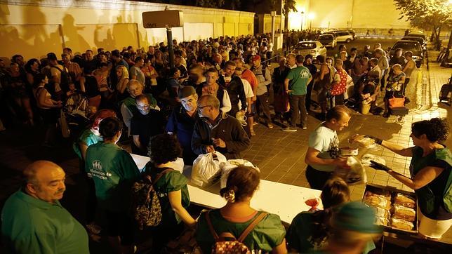 Semana de la pobreza: medio millar de personas guardan cola por un bocadillo en Valencia