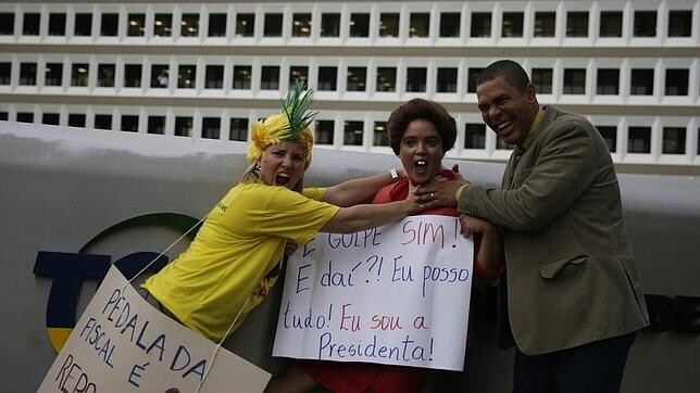 Una mujer disfrazada de Dilma Rousseff protesta junto a otros en frente del Tribunal de Cuentas, en Brasilia