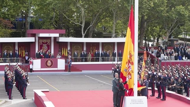 Izado de bandera en el día de la Fiesta Nacional