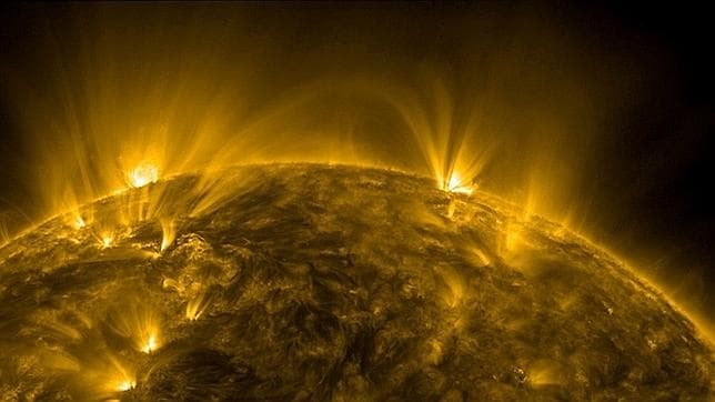 El campo magnético solar sale de la superficie y genera poderosos arcos, visibles en la imagen