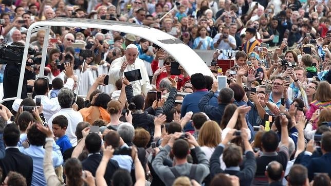 El Papa pide perdón «por los recientes escándalos en el Vaticano»