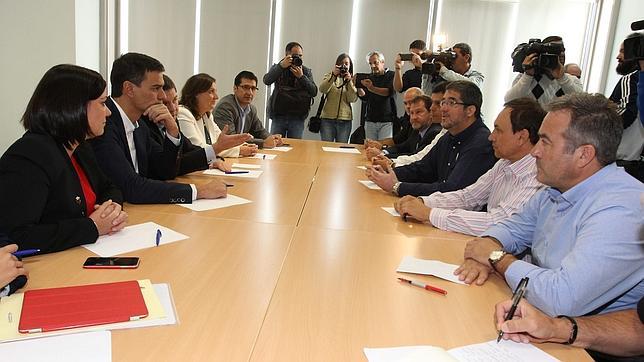 Pedro Sánchez y Emiliano García-Page con representantes sindicales de Elcogas