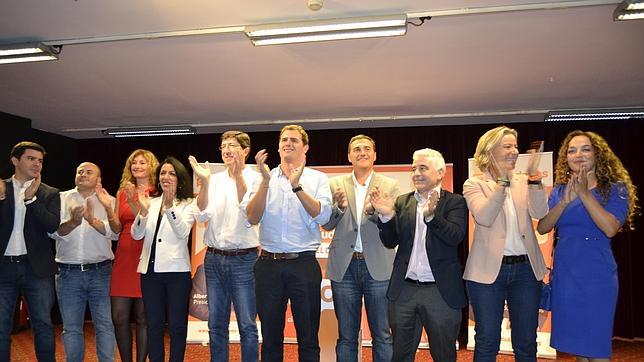 Albert Rivera pide en Sevilla paso a una política «que no grita ni insulta»