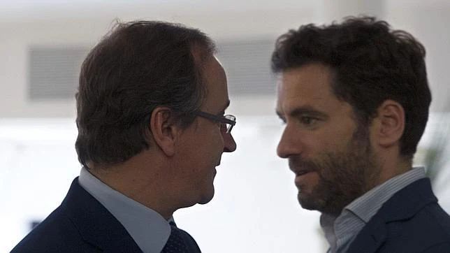 Alonso conversa con Sémper en el Parlamento de Vitoria