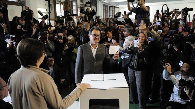 Artur Mas, durante su votación en la consulta del 9-N