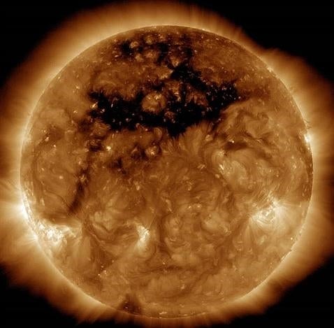 Un agujero coronal desata una tormenta geomagnética sobre la Tierra