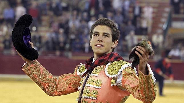 Gines Marín, ayer en Zaragoza, trofeo en mano