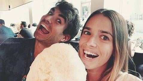 Flora González, con su novio Daniel Muriel