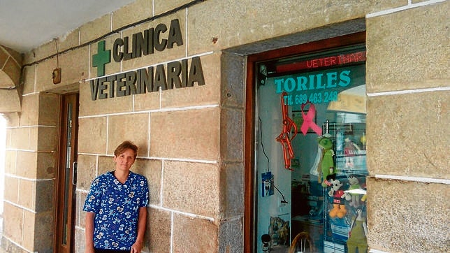 Silvia Alonso, junto a su clínica