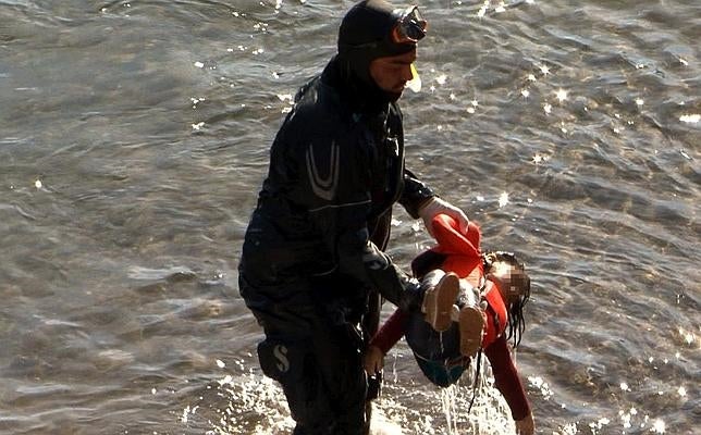 Cuatro niños mueren en Lesbos al chocar su embarcación contra la Guardia Costera