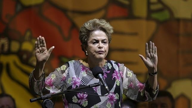 Rousseff asegura que los «golpistas» de la oposición buscan un «atajo» para adelantar las elecciones