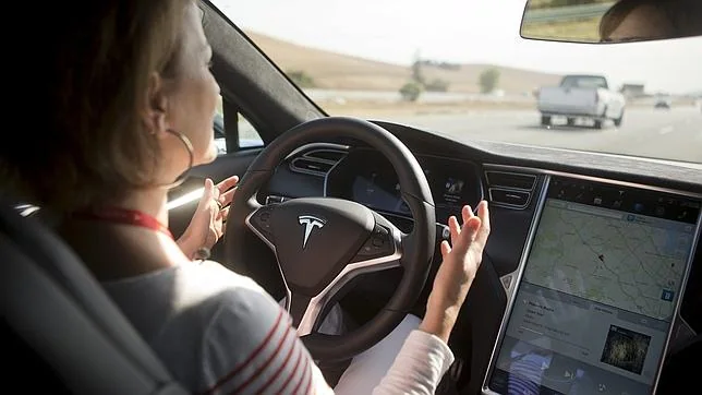 El nuevo sistema de Tesla permite al coche circular solo