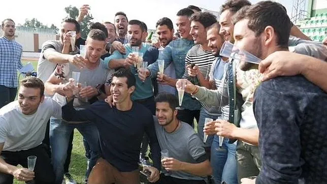 Los jugadores del Villanovense celebran el resultado del sorteo de Copa