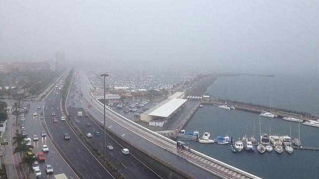 Un temporal con lluvia,  viento de hasta 90km, olas de 4 metros y vuelos cancelados