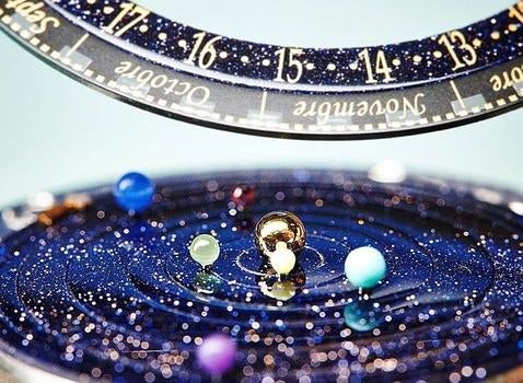 Inventan un reloj que permite tener la galaxia entera en la muñeca