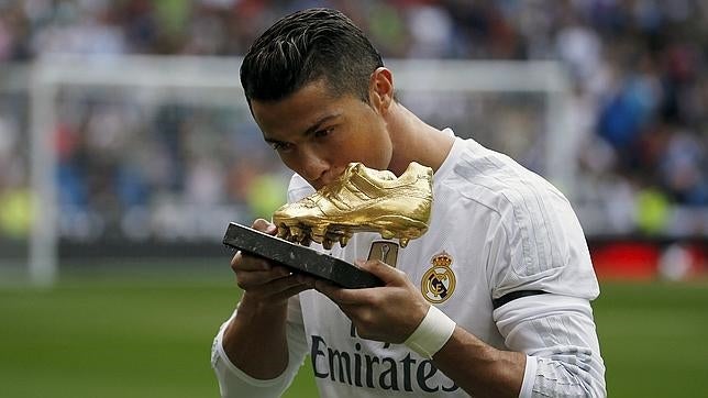 «¡Sííí!» de todo el Bernabéu en la entrega de la Bota de Oro a Cristiano