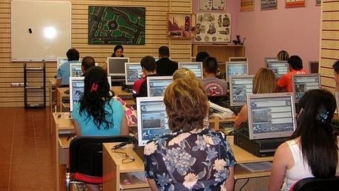 Alumnos haciendo exámenes teóricos en una autoescuela antes de evaluarse del carné de conducir