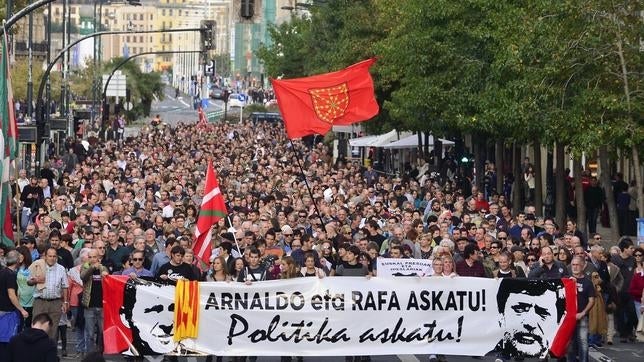 Parlamentarios navarros de Podemos en la marcha por la libertad de Otegi