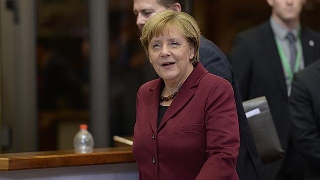 La decisión de Merkel de acoger refugiados socava su apoyo popular