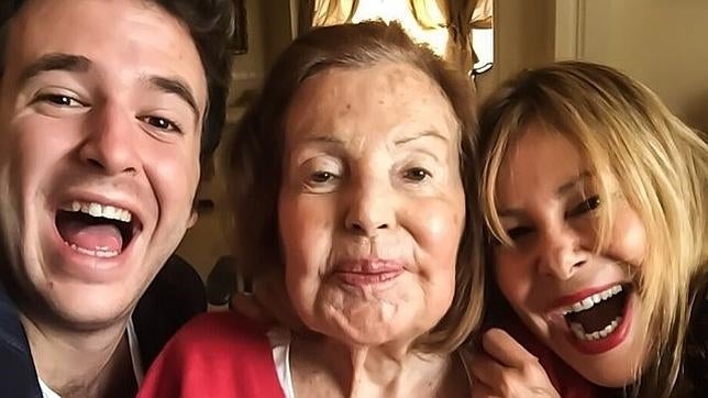 La madre de Ana Obregón se recupera con el apoyo de su hija y su nieto Álex