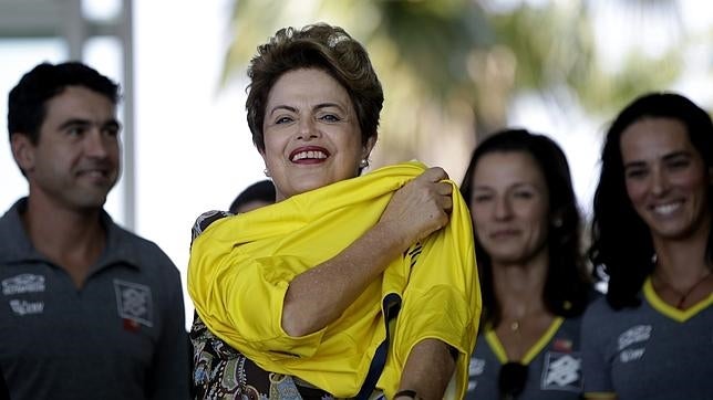 Dilma Rousseff frena, pero no detiene, su proceso de destitución