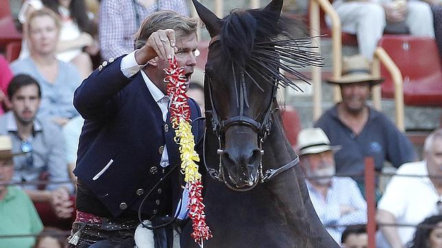 Léa Vicens corta dos orejas al  último toro en Zaragoza