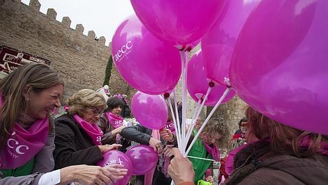 Ávila abraza la muralla contra el cáncer de mama