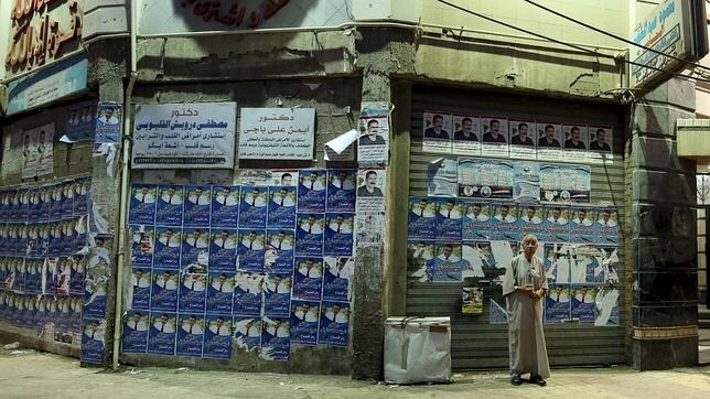 Carteles electorales en una calle de Alejandría, Egipto
