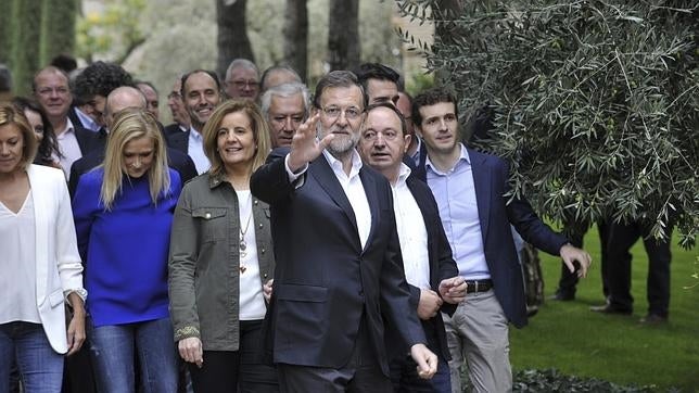 Los barones quieren que Rajoy adelante las listas