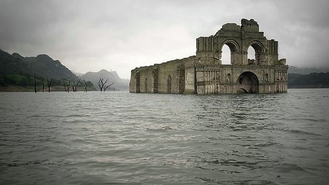 La centenaria iglesia que emerge en las aguas de un río mexicano