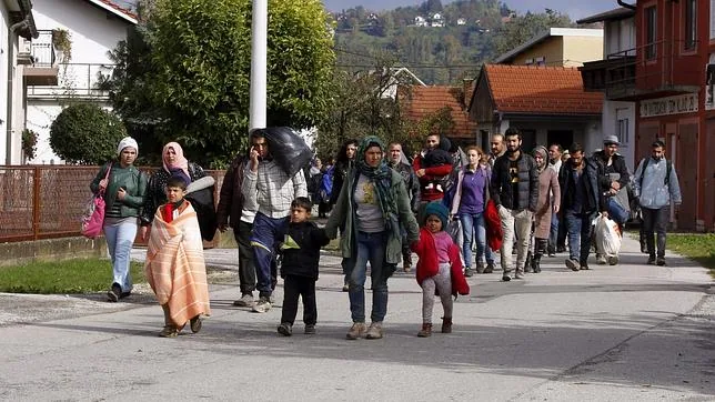 Un grupo de refugiados se aproxima a la frontera croata-eslovena cerca de Zapresic (Croacia)