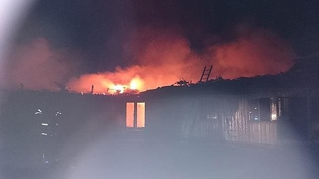 Imagen del centro de acogida de refugiados devorado por las llamas