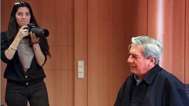 La hija de Mario Vargas Llosa sale en su defensa