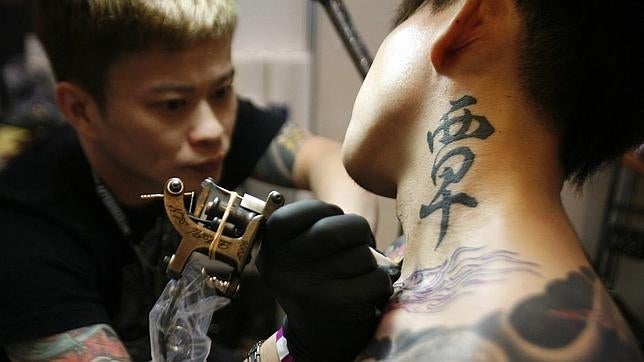 Más de la mitad de los balnearios siguen sin admitir clientes tatuados en Japón