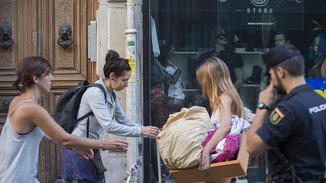 La alcaldesa de Madrid estudia pagar el agua y la luz de espacios cedidos