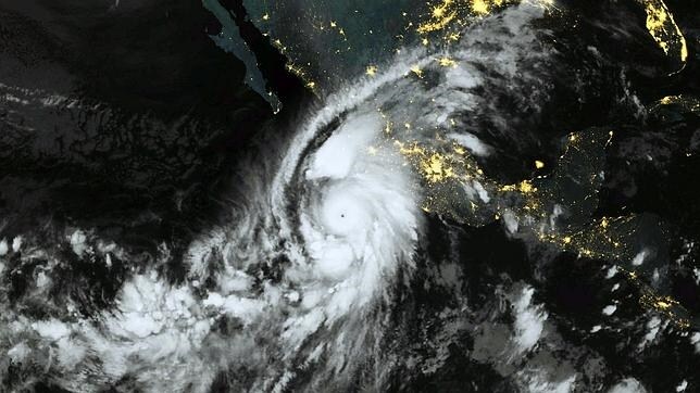 El huracán Patricia se debilita al entrar en México y se convierte en tormenta tropical