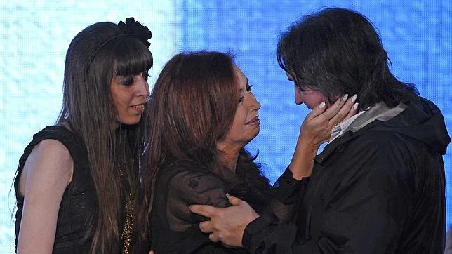 Cristina Fernández recibe la felicitación de sus hijos, Máximo y Florencia, tras ganar las elecciones de 2011