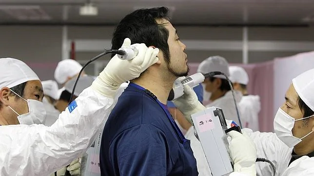 Un trabajador de Fukushima es examinado en febrero de 2012