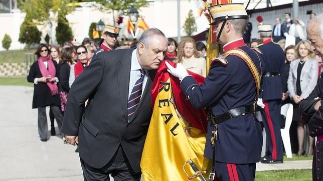 El empresario Juan Tenorio jura bandera en el Acuartelamiento de la Guardia Real en El Pardo