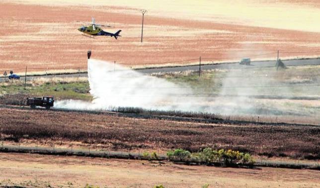 Controlado un incendio agrícola que obligó a cortar la N-401